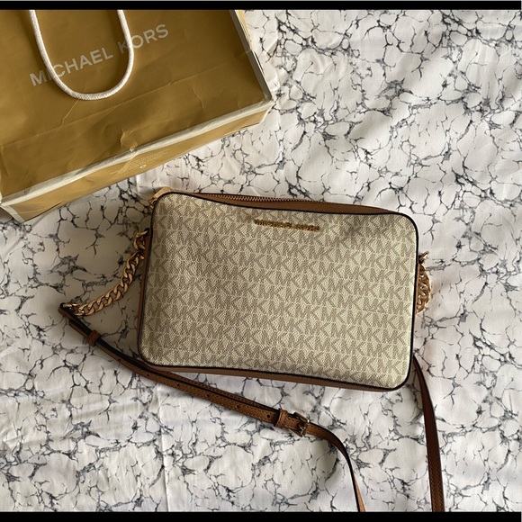 Ginny Medium Pebbled Leather Crossbody Bag - Picture 6 of 14